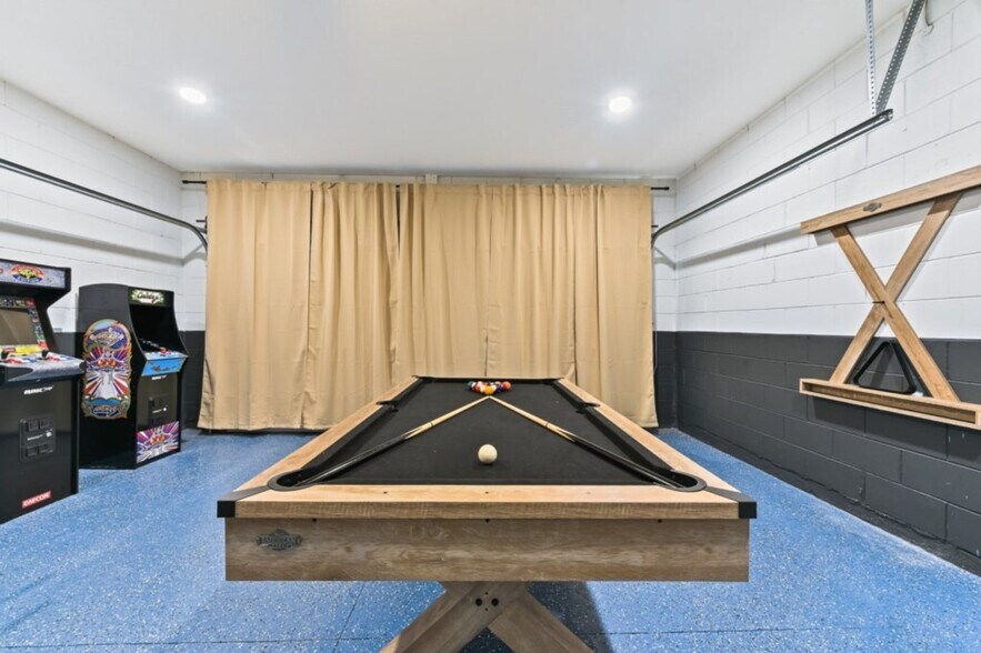 Building Photo - 8022 King Palm Cir