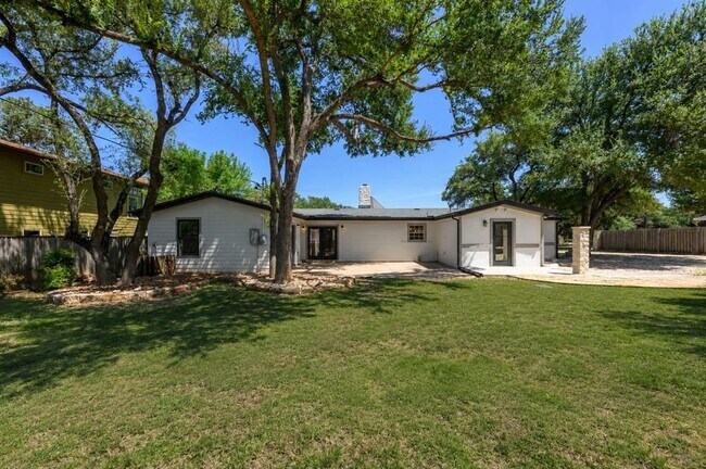 Building Photo - 303 Lakeway Dr