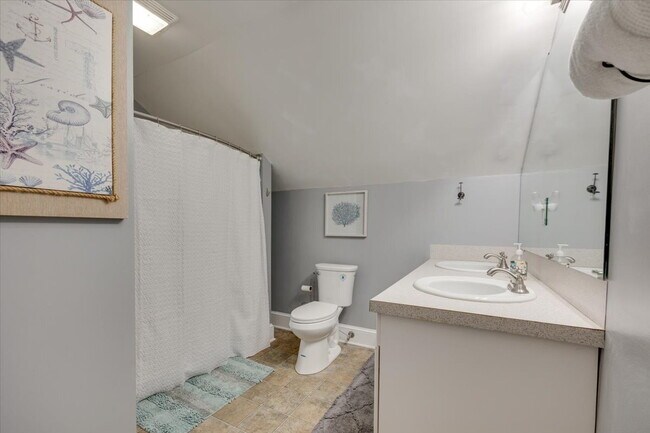 Building Photo - Fully furnished with all essentials