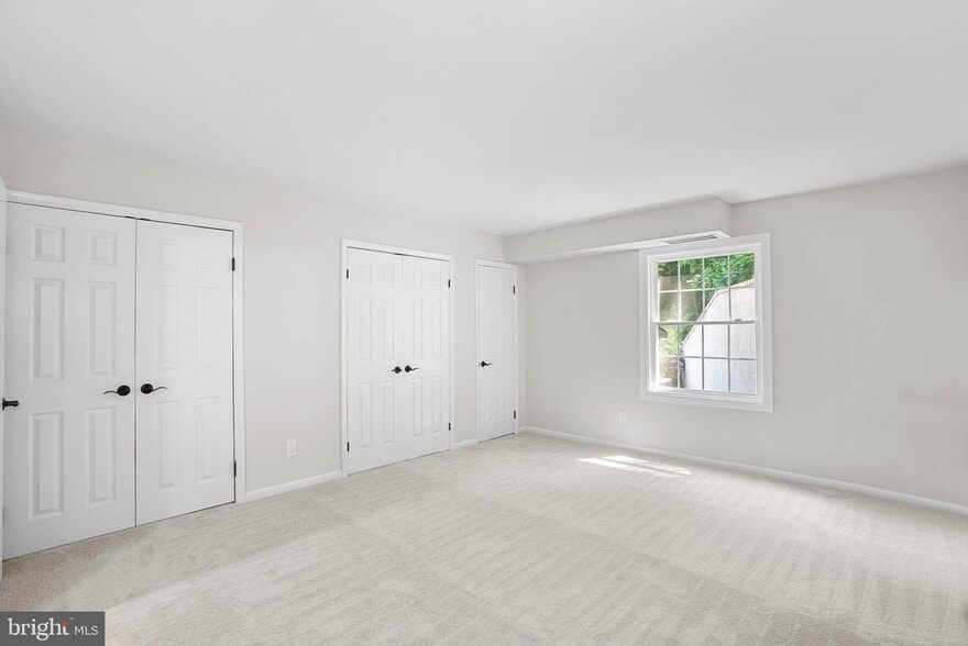 Building Photo - 3915 Lyndhurst Dr
