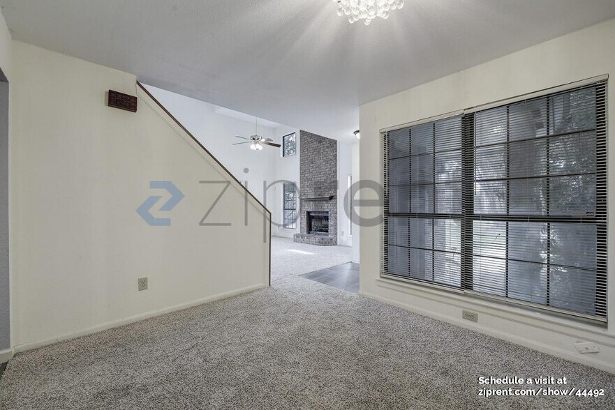 Building Photo - 1929 Pinecrest Dr