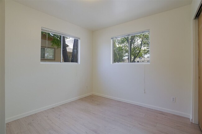 Building Photo - 3 bedroom,1.5 bath with 1 car garage close to schools, hospital and shopping!