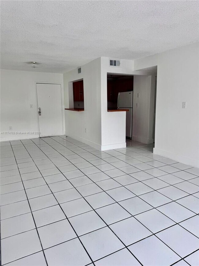 Building Photo - 9678 Fontainebleau Blvd