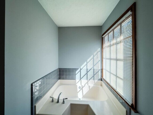 Building Photo - 1479 Millstream Trail NW