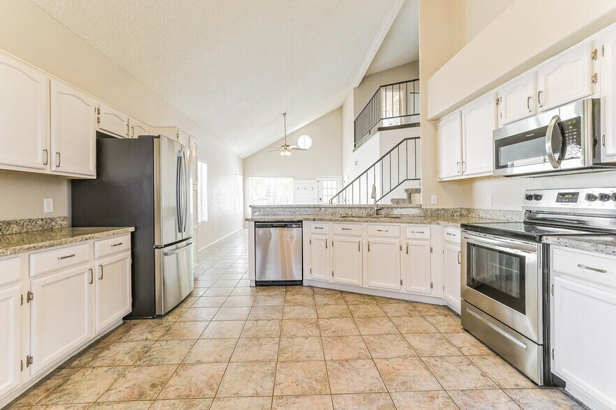 Building Photo - 441 S Maple