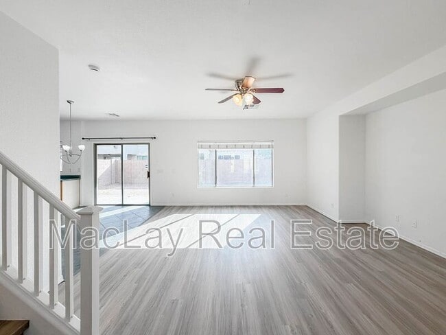 Building Photo - 1009 E Iris Dr