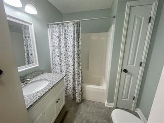 Building Photo - 3 bedroom 1 bath home with a basement and garage!