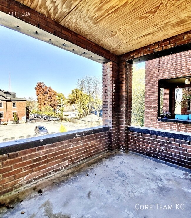 Building Photo - Renovated 2 Bedroom in Midtown w/ Private ...