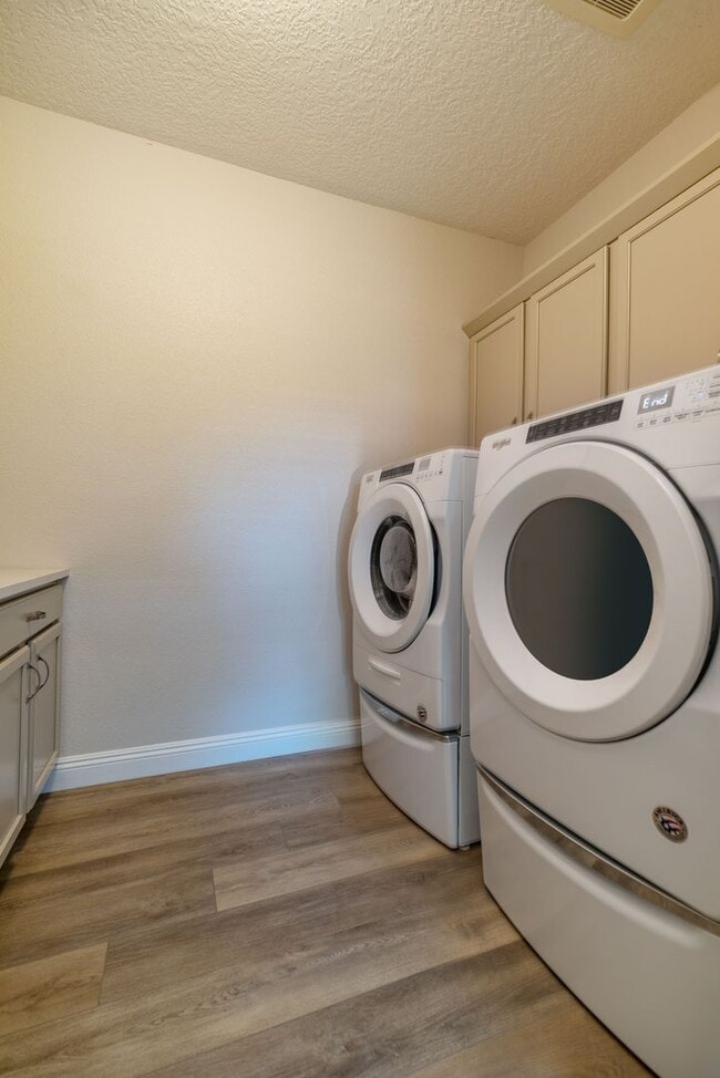 Building Photo - Gorgeous Pulte Townhome Available Now!