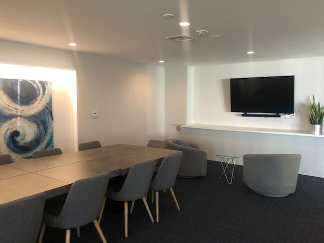 Building Photo - Large 1 bedroom 1 bath in Luxury High Rise...