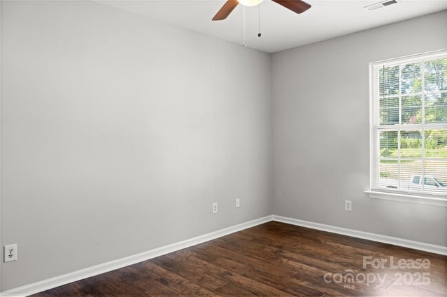 Building Photo - 717 Dawn Cir