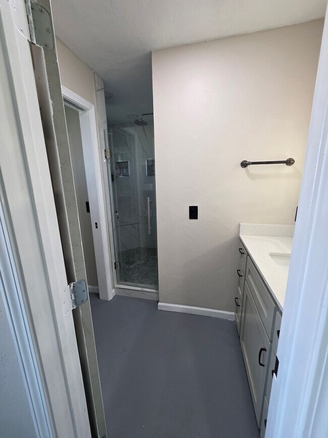 Building Photo - Large 3 bedroom in Bethany