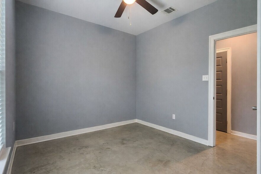 Building Photo - 343 W Johnson St