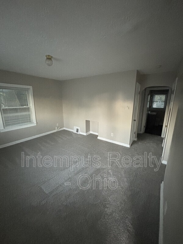 Building Photo - 692 S Wheatland Ave