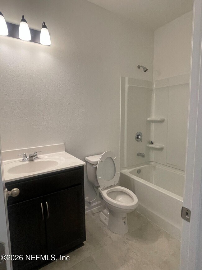 Building Photo - 40 Pinebury Ln