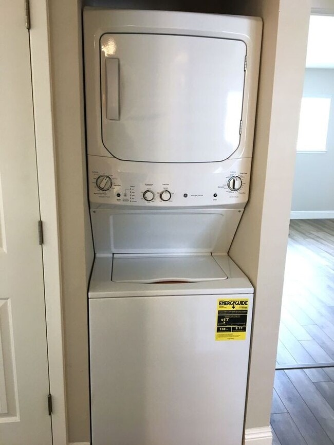 Building Photo - 410 W 9th St