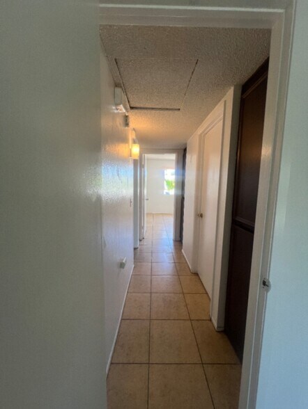 Hall - 1886 Calle Diablo
