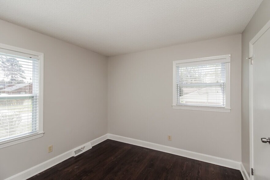 Building Photo - 2836 Parkmont Dr
