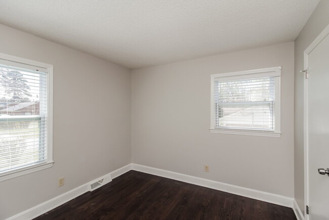Building Photo - 2836 Parkmont Dr