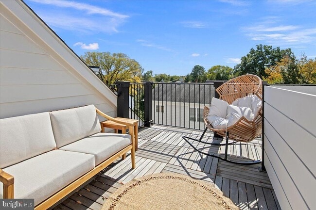 Building Photo - 909 N Irving St