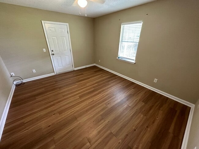 Building Photo - 5 Crosswinds Dr