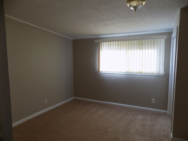 Building Photo - 2505 Maplewood Dr