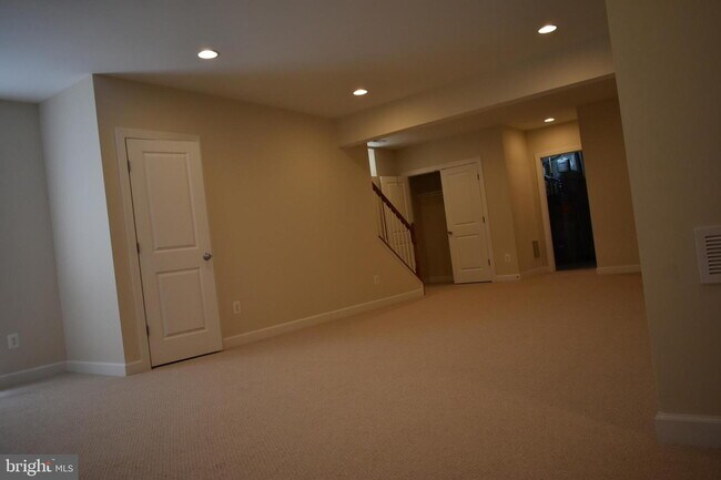 Building Photo - Luxurious Single-Family Home in Vibrant On...
