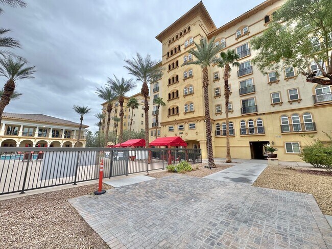 Building Photo - SPACIOUS BOTTOM FLOOR 2 BEDROOM IN THE GATED MANHATTAN CONDOS