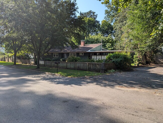 Building Photo - 223 Edgefield Ave NW