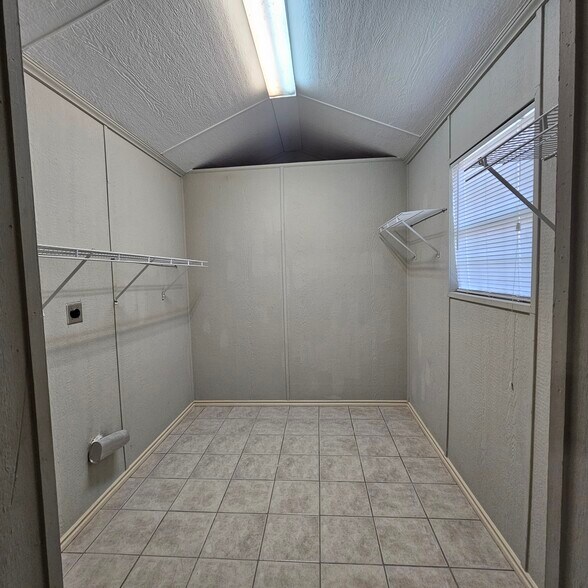 Building Photo - 10135 Kilarney Dr