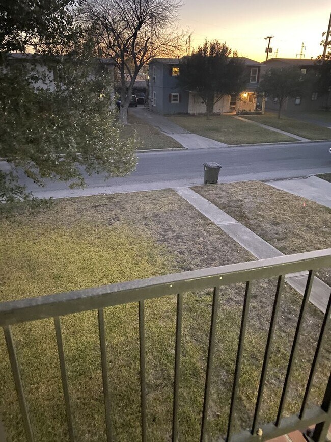 Building Photo - Bryn Mawr