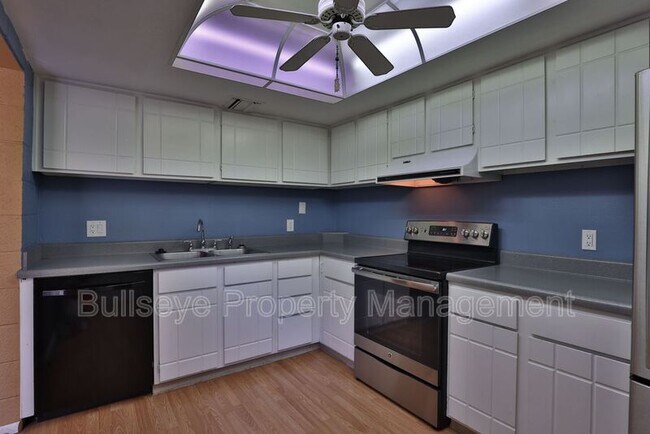 Building Photo - 4201 E Camelback Rd