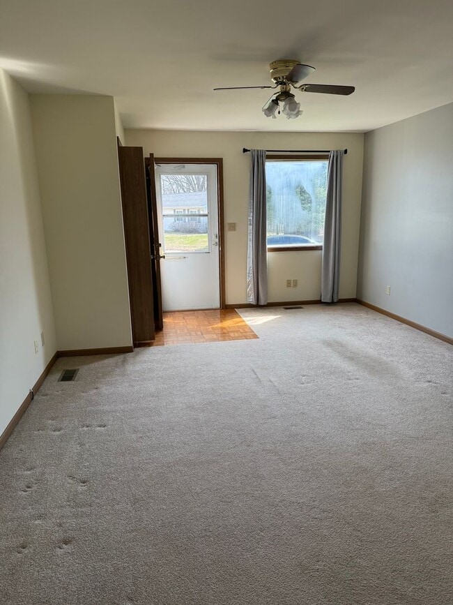 Building Photo - 2 bedroom 1 bathroom house