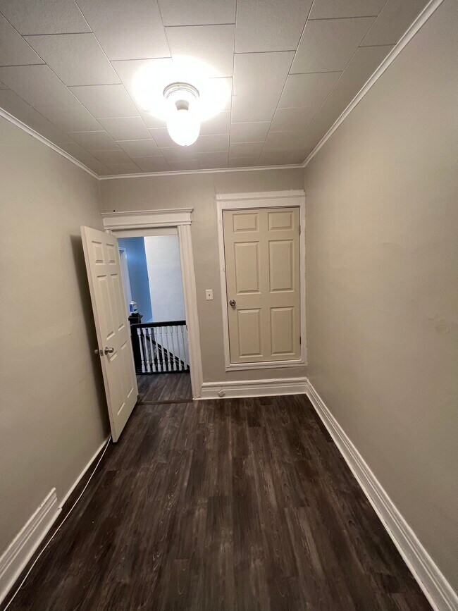 Building Photo - 214 Maple St