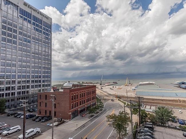 Building Photo - 1133 W 9th St