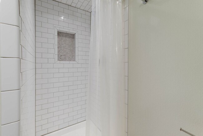 Building Photo - 121 W Woodlawn Ave