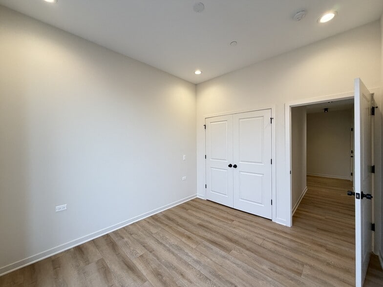 Building Photo - 3207 N Narragansett Ave
