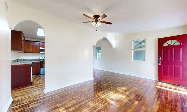 Building Photo - "Cozy 3-Bedroom Gem with a Gated Private B...