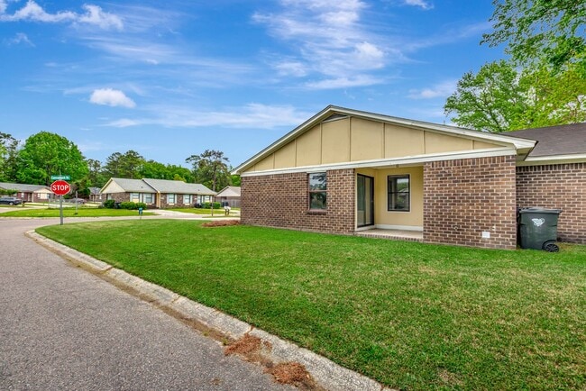 Building Photo - MOVE IN SPECIAL! Two Bedroom Pet-Friendly Unit in Gadsden Acres!