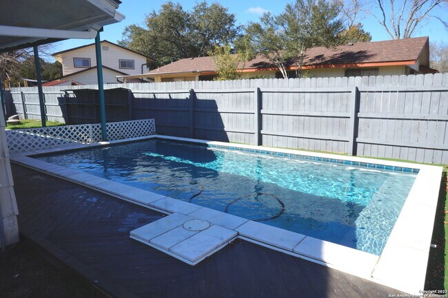 Building Photo - 6611 Woodford-