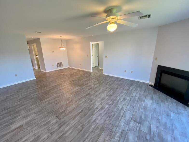 Building Photo - 131 Oriole Ct