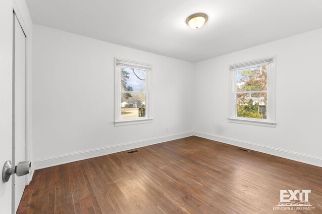 Building Photo - Welcome to your 2 bedroom, 1 bath home in South Hill!