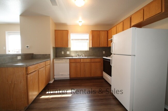 Building Photo - Delightful Townhouse!