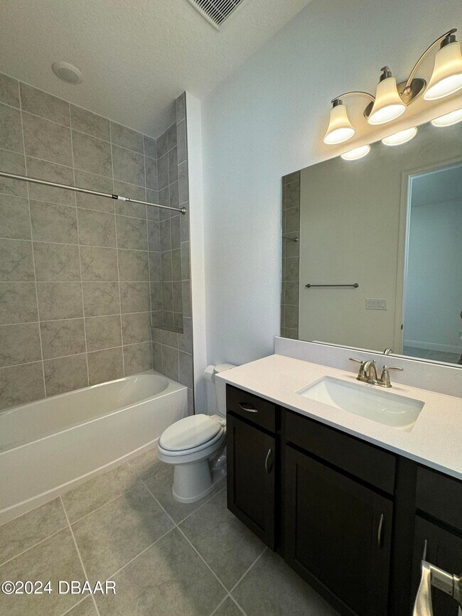 Building Photo - 2005 Divot Dr