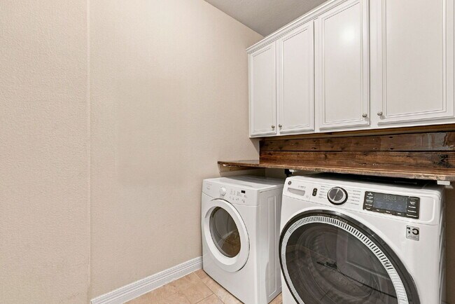 Building Photo - 8951 Highland Dawn