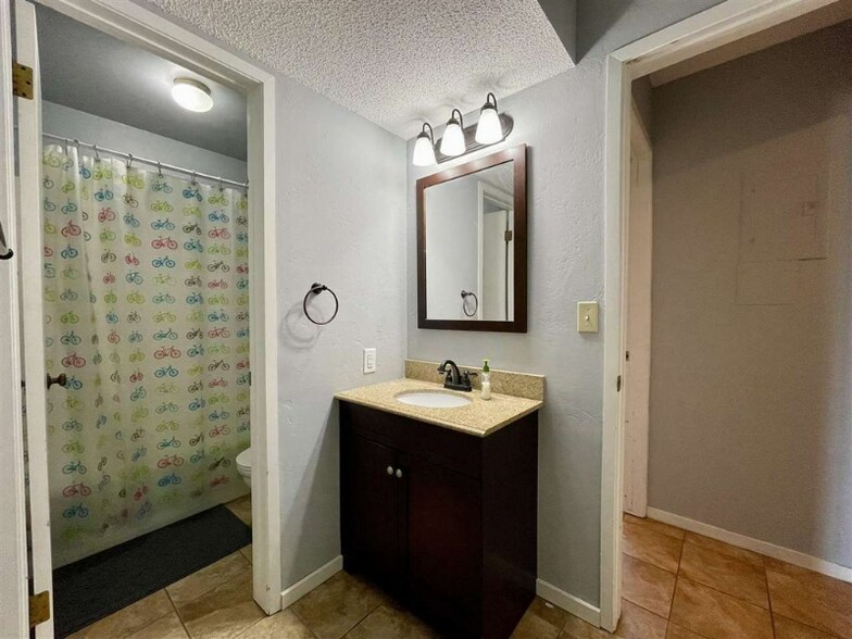 Building Photo - 3150 Lakeside Dr