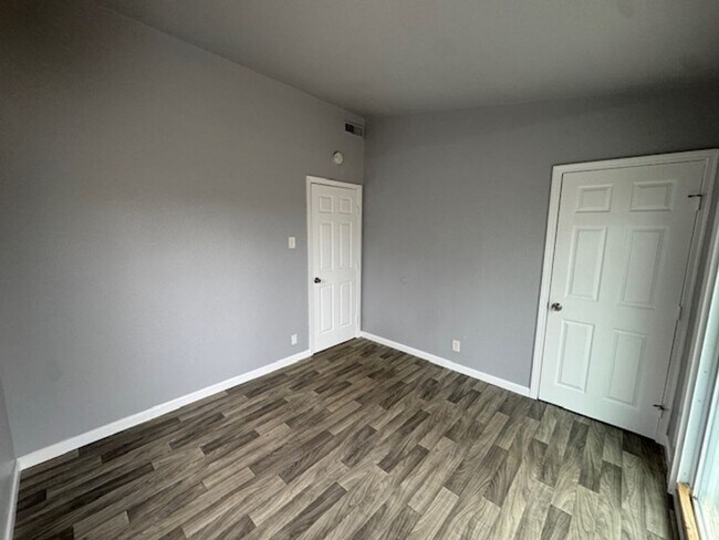 Building Photo - Three Bedroom, One Bath for Rent