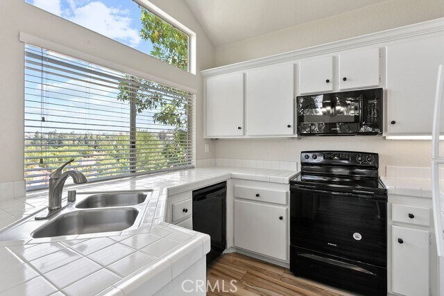Building Photo - 5 Silver Glade Dr