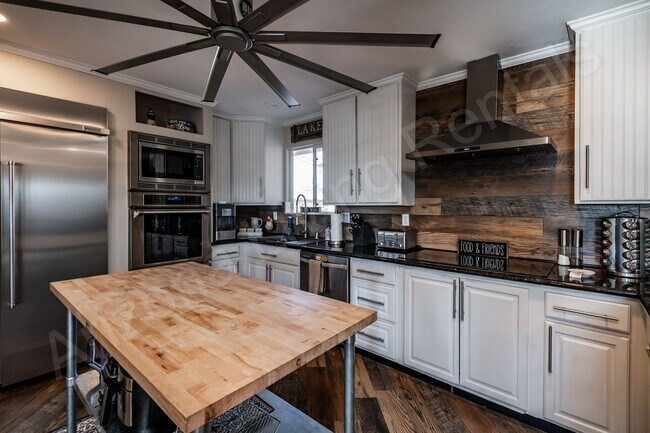 Building Photo - FURNISHED POOL HOME FOR APRIL 2026