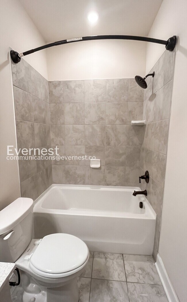 Building Photo - 5 Bed/3 Bath Home with Garage / Pet-Friendly / Available Now!